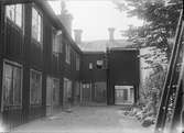 Gårdsinteriör, Dragarbrunnsgatan 26, kvarteret Svanen, Dragarbrunn, Uppsala 1908