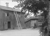 Gårdsinteriör, Linnégatan 11, kvarteret Toven, Dragarbrunn, Uppsala 1908