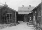 Gårdsinteriör, Linnégatan 11, kvarteret Toven, Dragarbrunn, Uppsala 1908