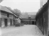Gårdsinteriör S:t Persgatan 7, kvarteret Kransen, Dragarbrunn, Uppsala 1908
