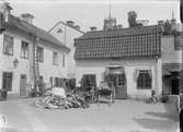 Gårdsinteriör, Dragarbrunnsgatan, kvarteret Svanen, Dragarbrunn, Uppsala 1908