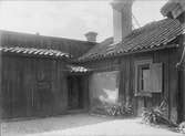 Gårdsinteriör Kungsgatan 19, kvarteret Toven, Dragarbrunn, Uppsala 1908
