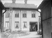 Gårdsinteriör, Övre Slottsgatan 28, kvarteret Hörnet, Fjärdingen, Uppsala 1908