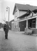 Hemvärnsman utanför Ekolsunds järnvägsstation, Husby-Sjutolfts socken, Uppland