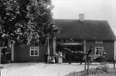 Familjen Uno V och Ida Nyberg med några ur hushållet på Stora Väsby, Almunge socken, Uppland