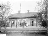 Johan Lundin, August Natanael Svensson, stinsen Per August Svensson, Eva Karolina Pettersson och Augusta Lundin framför Bärby järnvägsstation, Bärby, Funbo socken, Uppland före 1929