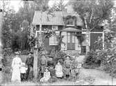 Grupporträtt - sannolikt släktgrupp i Funbo socken, Uppland, före 1929