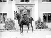 Kvinna på häst, Hallkveds herrgård, Funbo socken, Uppland