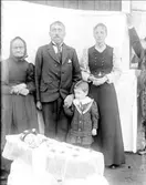 Familj vid sitt döda barn, sannolikt i Funbo socken, Uppland