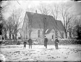 Tre män och en pojke framför Funbo kyrka, Funbo socken, Uppland