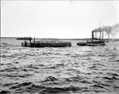 Bogserbåten Korsnäs I och pråmen KB nr 31 med virke utanför Gävle