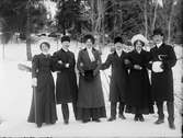 Sannolikt Josef Ärnström, Ruth Holm med flera personer, sannolikt Berge, Timrå socken, Medelpad 1910