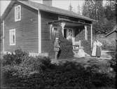 Möjligen Palmlövs framför bostadshus, Medelpad 1910
