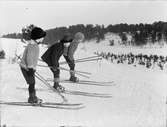 Rolf och Kalle Ärnström och ytterligare ett barn på skidor, sannolikt Uppsala 1924