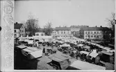 Reprofotografi - en torgdag på S:t Eriks torg, stadsdelen Fjärdingen, Uppsala före 1914