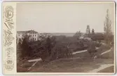 Vy från Gräsgårdsbastionen vid Uppsala slott mot Styrbiskop med Gunillaklockan samt Carolina Rediviva, Universitetshuset och Uppsala domkyrka 1886