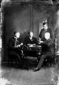 K E Palmi och tre andra män spelar kort, Uppsala 1890