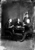 K E Palmi och tre andra män spelar kort, Uppsala 1890