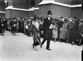 Kronsprinsparet Gustav Adolf och Louise vid Uppsala domkyrka, före år 1933