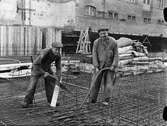 Byggnadsarbetare förbereder inför cementgjutning på bygge i Uppsala 1950