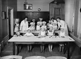 Barn som bakar, sannolikt på ett daghem, Uppsala 1936