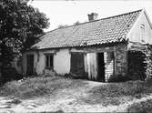 Flygelbyggnad hos Nordlunds, Råby, Vaksala socken, Uppland sannolikt 1920-tal