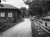 Bygatan i Senneby, Väddö socken, Uppland 1932