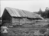 Bodlänga med vedtak och halmtak - J G Olsson, Brunnmossen, Hållen, Hållnäs socken, Uppland, sannolikt 1930-tal