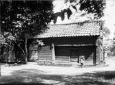 Mat- och spannmålsbod i södra Gnista, Danmarks socken, Uppland, sannolikt 1920-tal