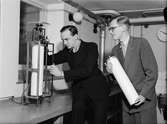 Två män i laboratorium, Uppsala janauri 1948
