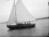 Ahlström med hustru i segelbåt, sannolikt i Mälaren 1929
