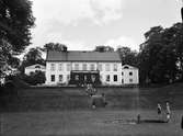 Två barn vid fontän i parken, Frötuna gård, Rasbo socken, Uppland 1948