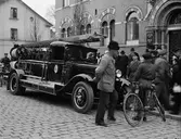 Folksamling på Kungsgatan, kvarteret Oden Ygg, Uppsala 1936