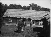 Upplands fornminnesförening på utflykt till Lottas gård, Stor Kvek, Fröslunda socken, Uppland 1930