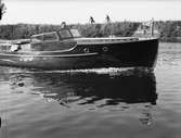 Motorbåt, sannolikt på Fyrisån, Uppsala, 1936