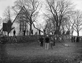 Folksamling vid Härkeberga kyrka, Härkeberga socken, Uppland juni 1936