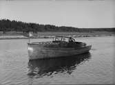 Motorbåt, sannolikt på Fyrisån, Uppsala, 1934
