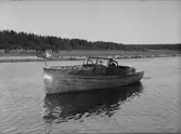 Motorbåt, sannolikt på Fyrisån, Uppsala, 1934