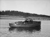 Motorbåt, sannolikt på Ekoln, Uppland, 1934