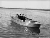 Motorbåt, sannolikt på Ekoln, Uppland, 1934