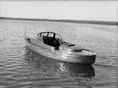 Motorbåt, sannolikt på Ekoln, Uppland, 1934