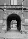 Portal till Gillbergska husets innergård, kvarteret Holmen, Uppsala juli 1934