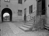 Gillbergska husets innergård, innan Genomfarten byggdes, kvarteret Holmen, Uppsala juli 1934