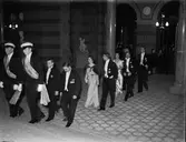 Svenska Turistföreningens 50-årsjubileum - kungligheter på väg in i Universitetsaulan, Uppsala 1935