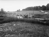 Bron över Vendelån, sydväst om Lena kyrka, Lena socken, Uppland i juli 1935