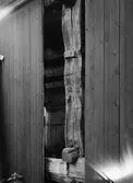 Stödplanka under loftet, uthus i Fäcklinge, Tierps socken, Uppland 1934