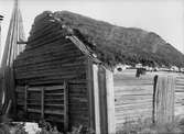 Smedja med torvtak, Vallskoga, Tolfta socken, Uppland 1934