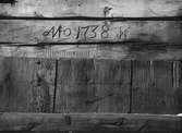 Årtalet 1738 ovanför dörrens insida i bod från Gränby, Björklinge socken, Uppland 1934