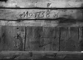 Årtalet 1738 ovanför dörrens insida i bod från Gränby, Björklinge socken, Uppland 1934