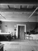 Bostadsinteriör, rum med säng, Västerlövsta socken, Uppland 1933